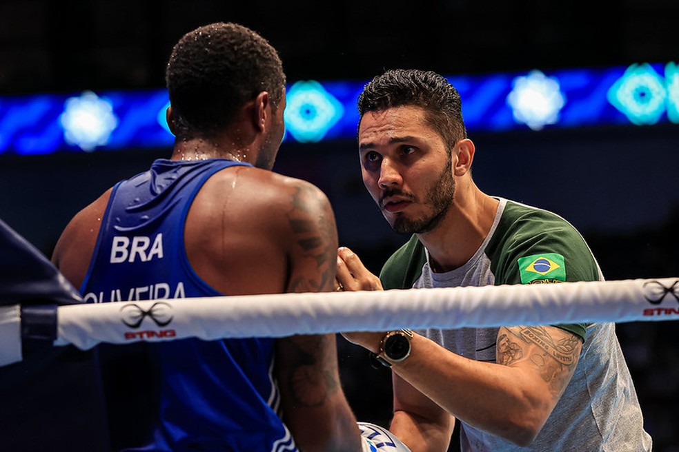 Mateus Alves, técnico de Bia Ferreira e da seleção brasileira de boxe nos Jogos de Paris