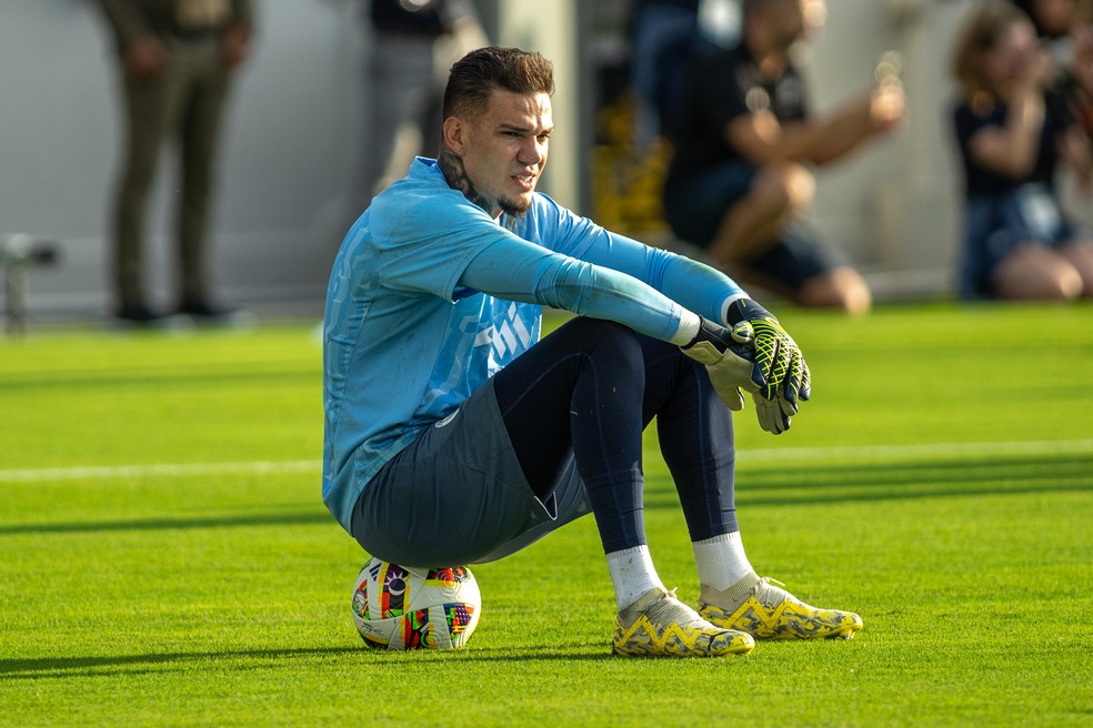 Ederson é candidato ao troféu de melhor goleiro — Foto: Getty Images