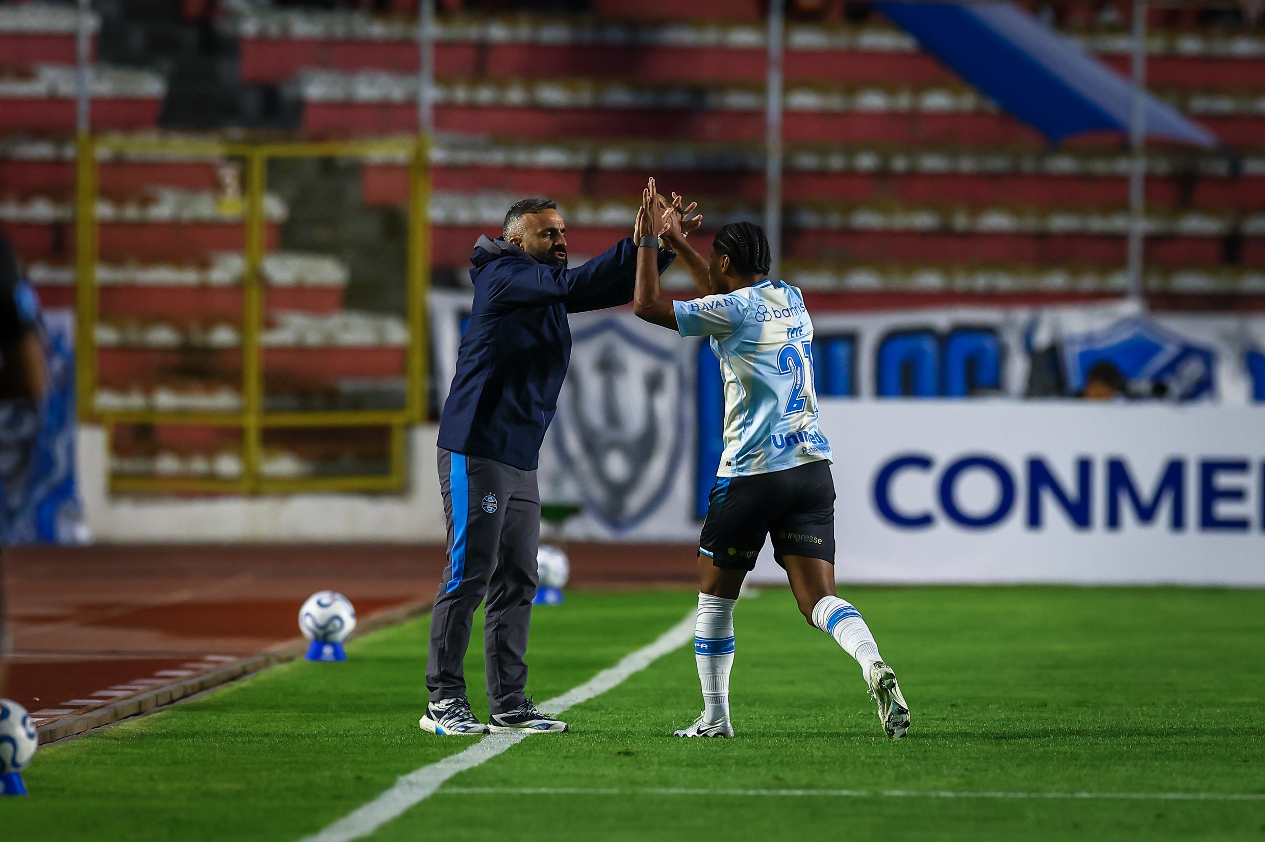Auxiliar do Grêmio valoriza atitude apesar de derrota na Sul-Americana: "Cumprimos o plano"