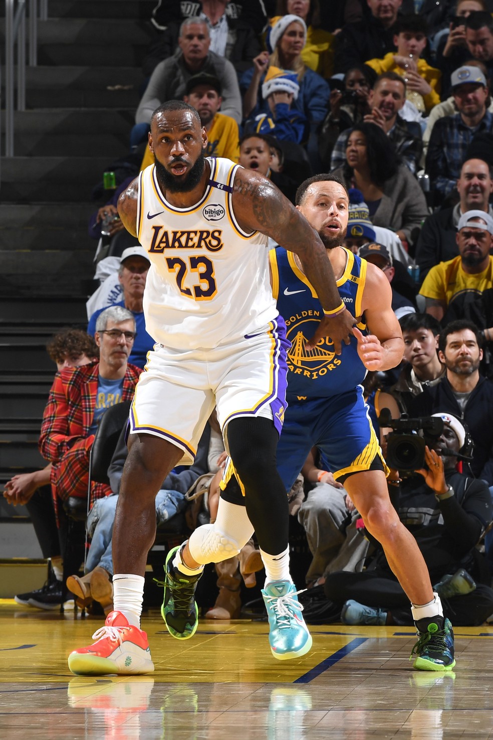 LeBron James e Stephen Curry em Lakers x Warriors — Foto: Noah Graham/NBAE via Getty Images