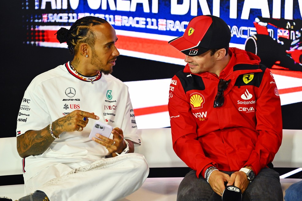 Lewis Hamilton e Charles Leclerc serão companheiros de equipe na Ferrari na temporada 2025 — Foto: Dan Mullan/Getty Images