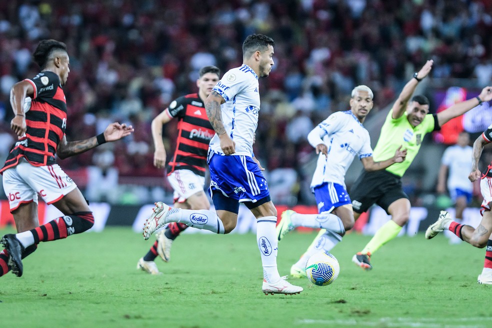 William, lateral do Cruzeiro, avança com a bola no jogo contra o Flamengo