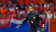 Goleiro Maignan, destaque da França, nasceu bem perto do Brasil; entenda