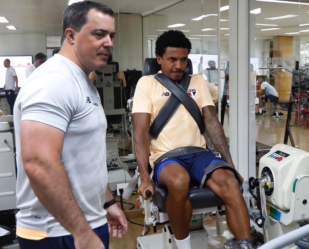 Luiz Gustavo faz teste físico no CT da Barra Funda — Foto: Rubens Chiri / saopaulofc
