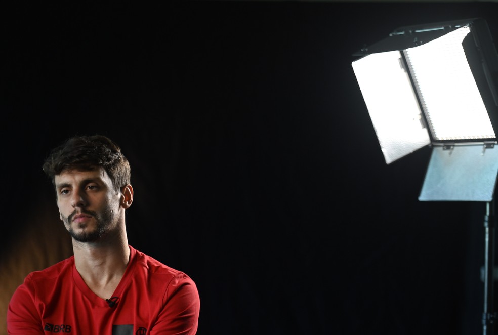 Rodrigo Caio, do Flamengo, em entrevista ao "Abre Aspas" — Foto: André Durão / ge