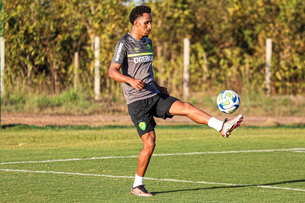 Lucas Mineiro valoriza semana livre para treinos antes do Cuiabá encarar duelos eliminatórios