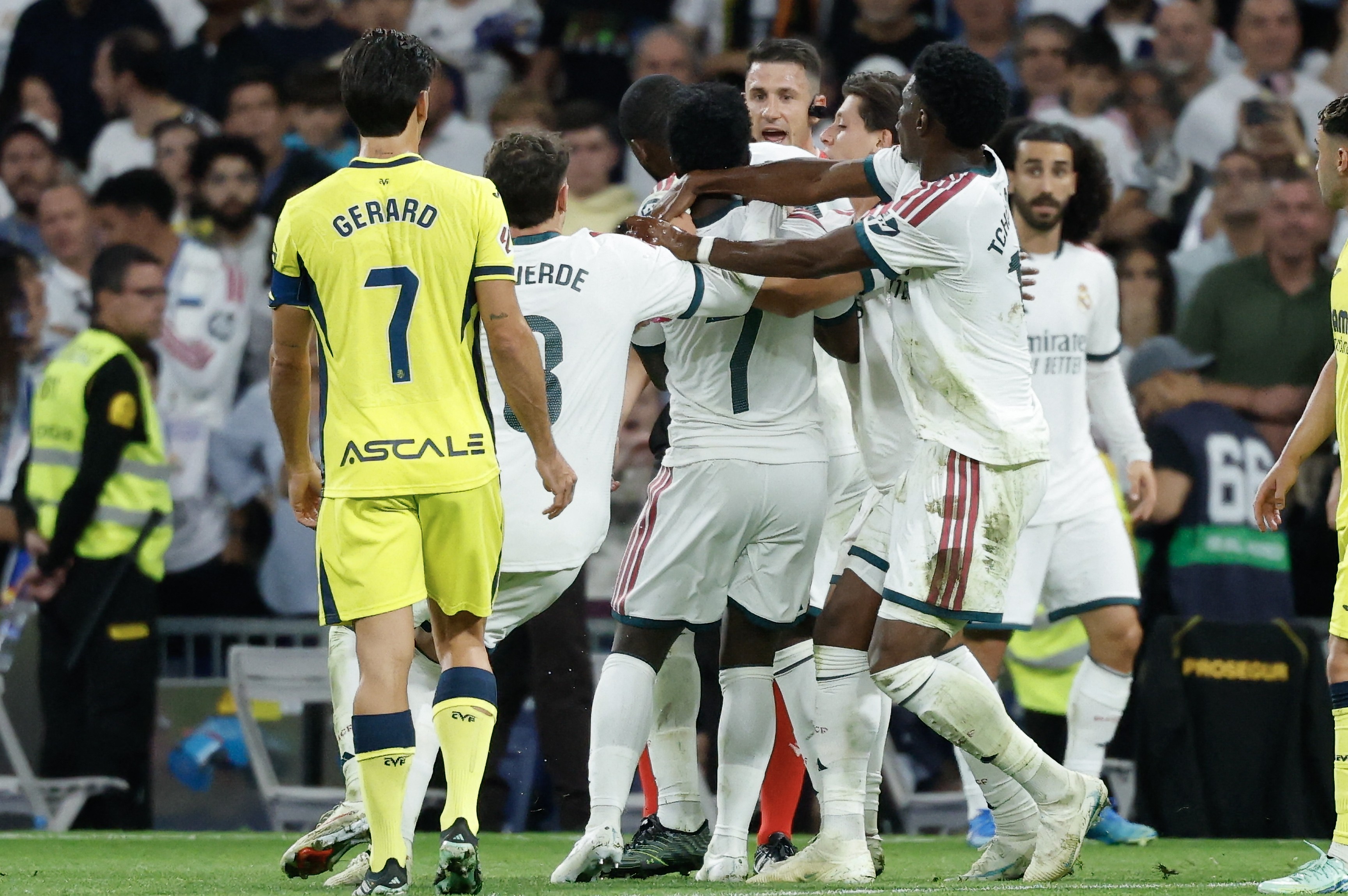 Vini Jr. deve ficar fora de Barcelona x Real Madrid após expulsão por puxão de cabelo