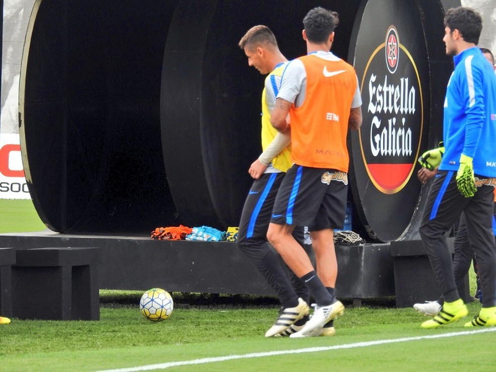 Marciel e Vilson durante treino do Corinthians — Foto: Diego Ribeiro