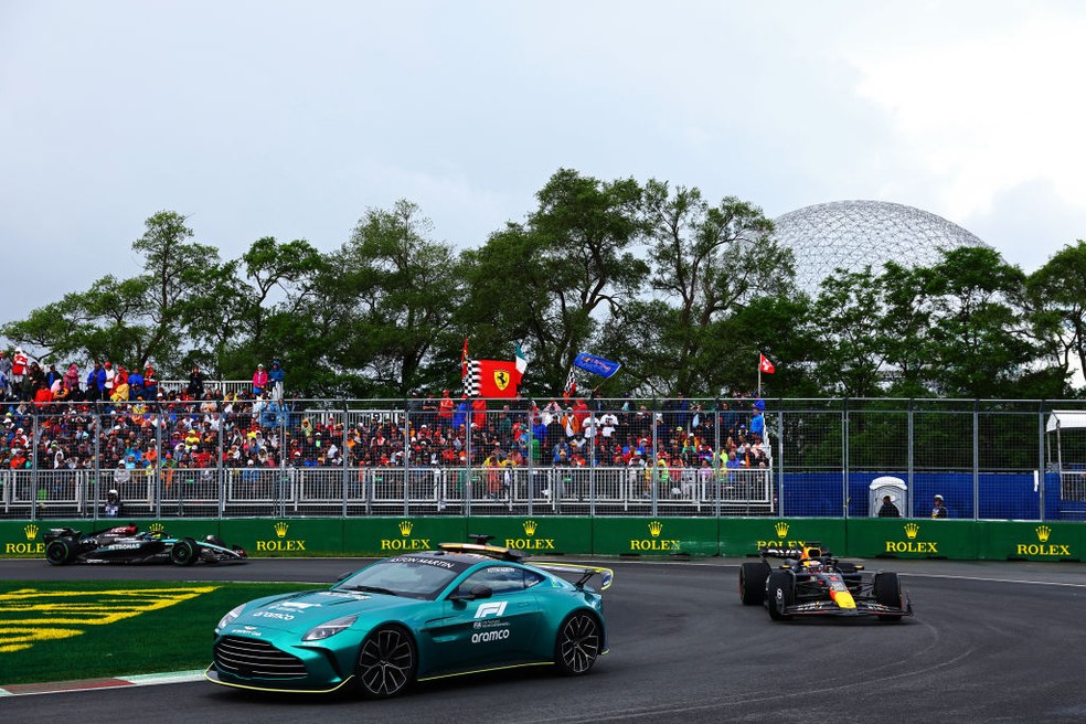 Max Verstappen mantém liderança mesmo sob safety car, no GP do Canadá da F1 em 2024 — Foto: Clive Rose/Getty Images