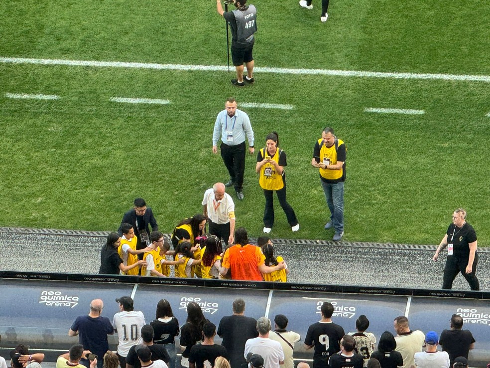 Cássio é cercado por crianças antes de Corinthians x Fluminense — Foto: Emilio Botta