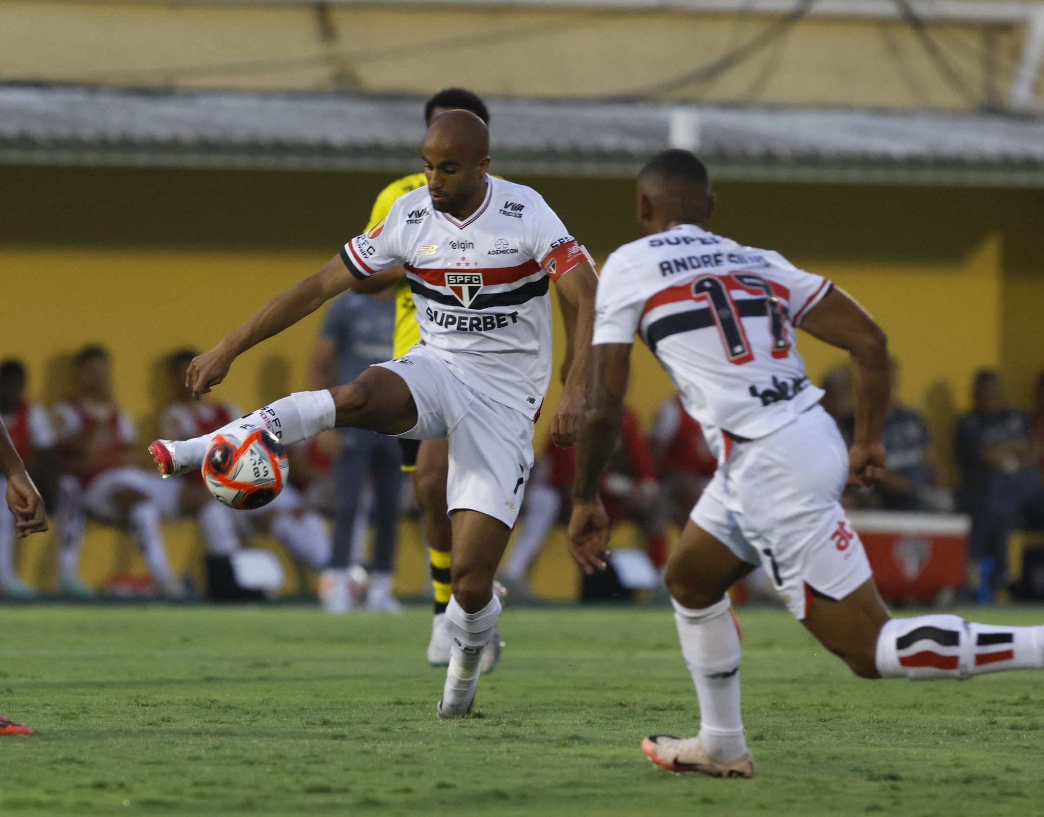 Lucas apoia Zubeldía e esclarece protesto contra campo sintético no São Paulo