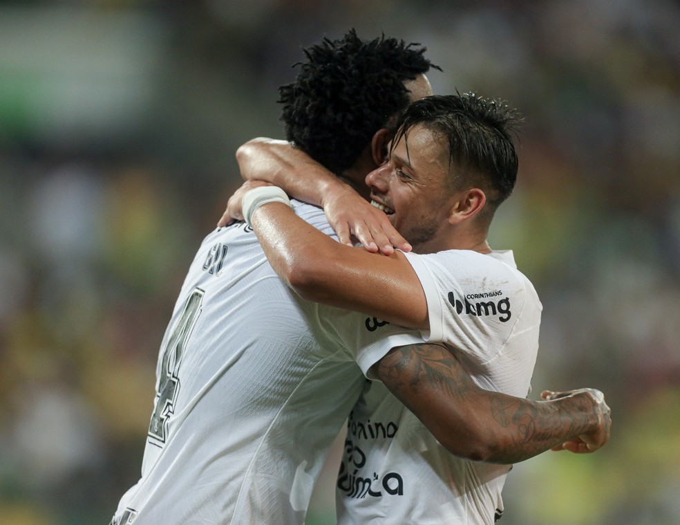 Gil e Romero comemoram gol do Corinthians contra o Cuiabá — Foto: Rodrigo Coca/Ag Corinthians