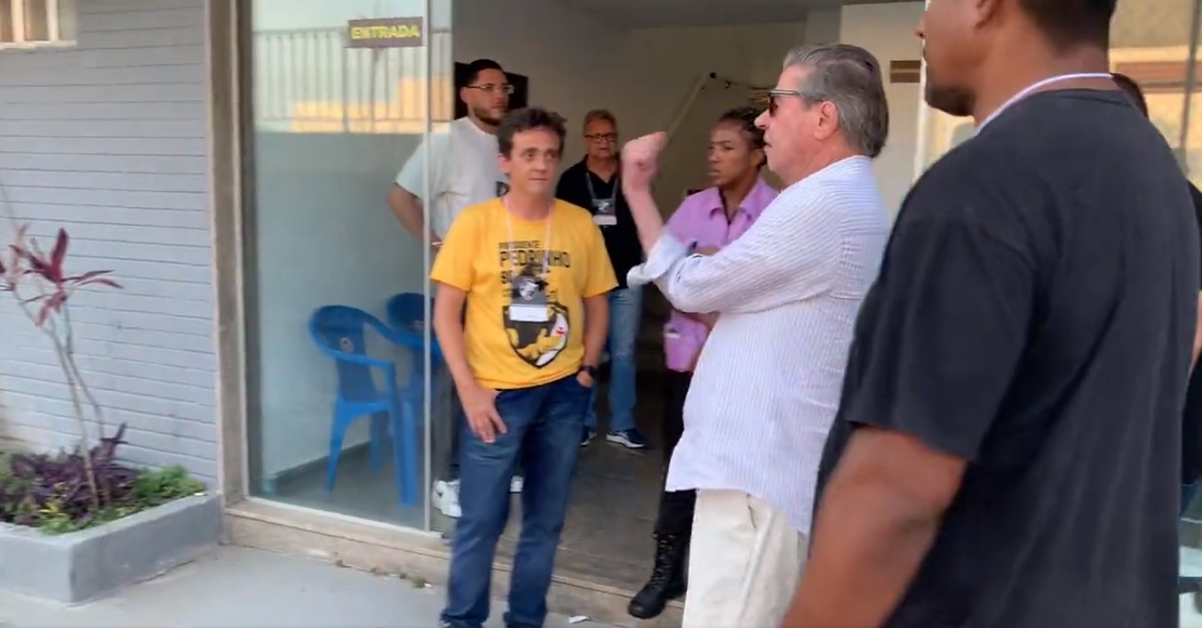 Eleição do Vasco: Presidente Jorge Salgado chega para votar em eleição, é vaiado e responde com 