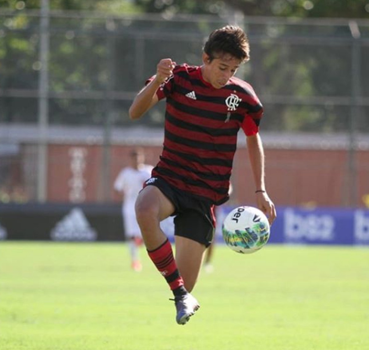 Amazonense de 16 anos treina pela primeira vez com profissional do Fla ...