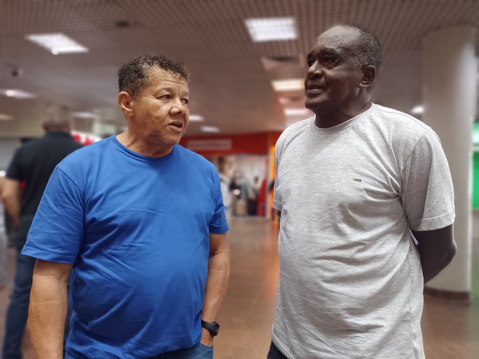 Jacozinho e Peu no aeroporto esperando o reencontro com Zico — Foto: Leonardo Freire/ge