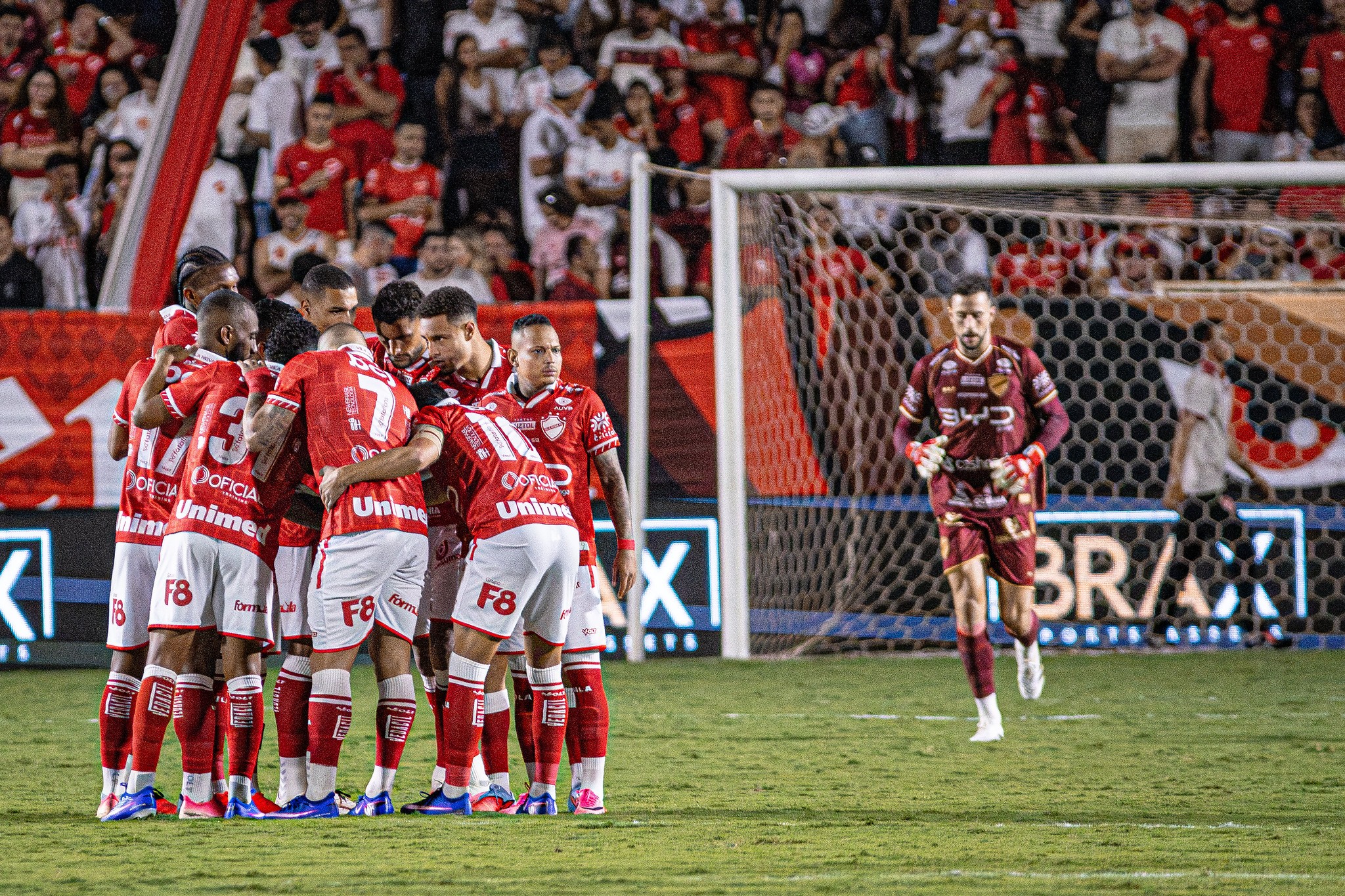 Hugo Jorge Bravo reclama da arbitragem após empate, mas celebra liderança do Vila Nova