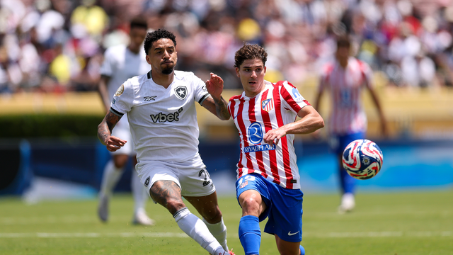 Disputa de bola entre Gregore e Julián Álvarez