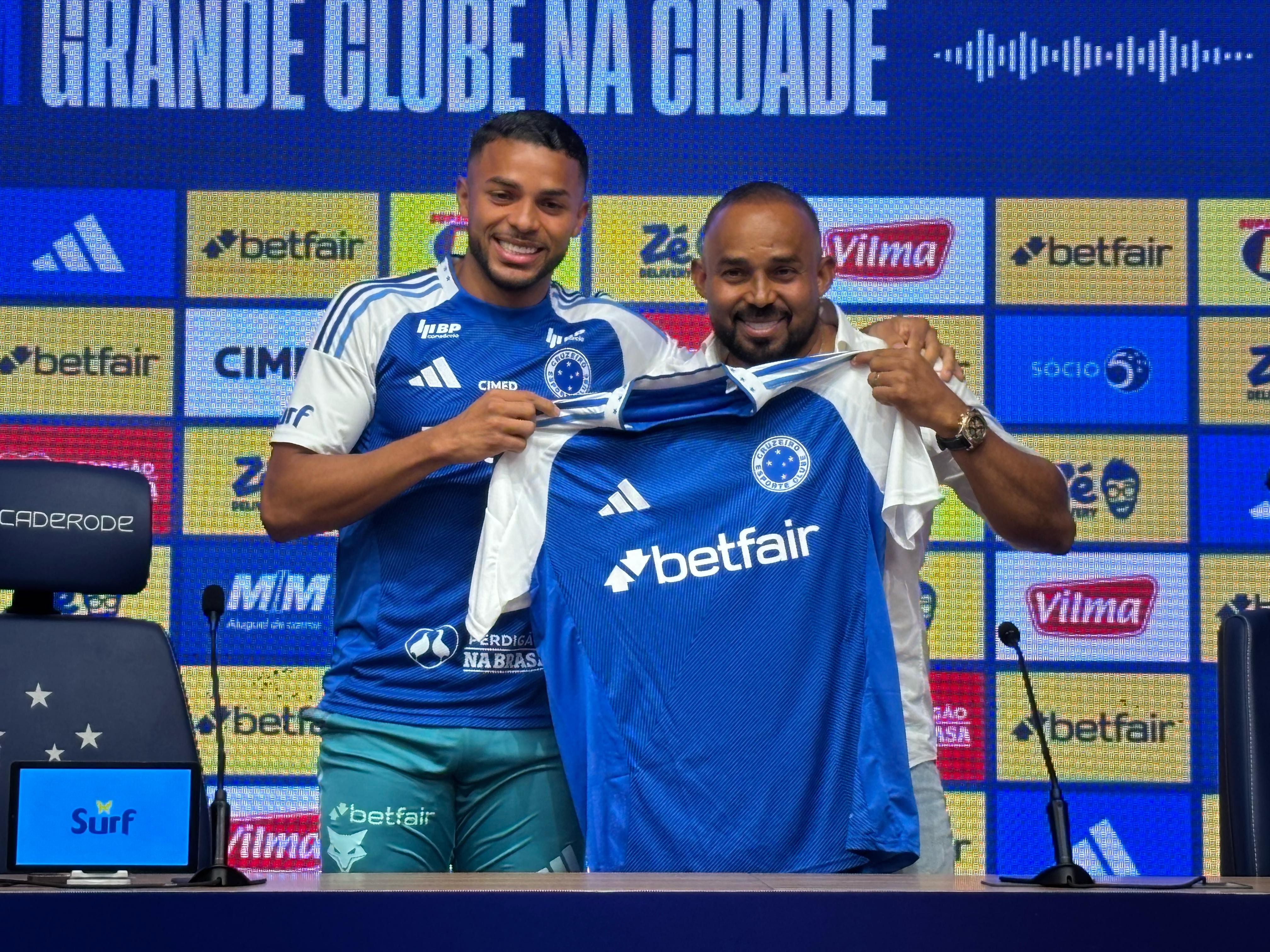 Poliglota Wanderson é apresentado no Cruzeiro com história marcante de Ibrahimovic