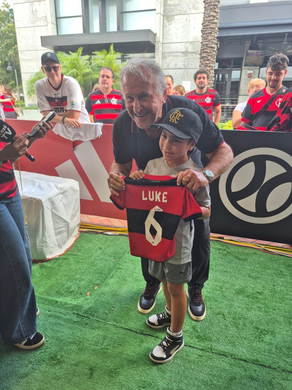 Zico  tietado por torcedor mirim do Flamengo em Orlando  Foto: Thiago Lima / ge