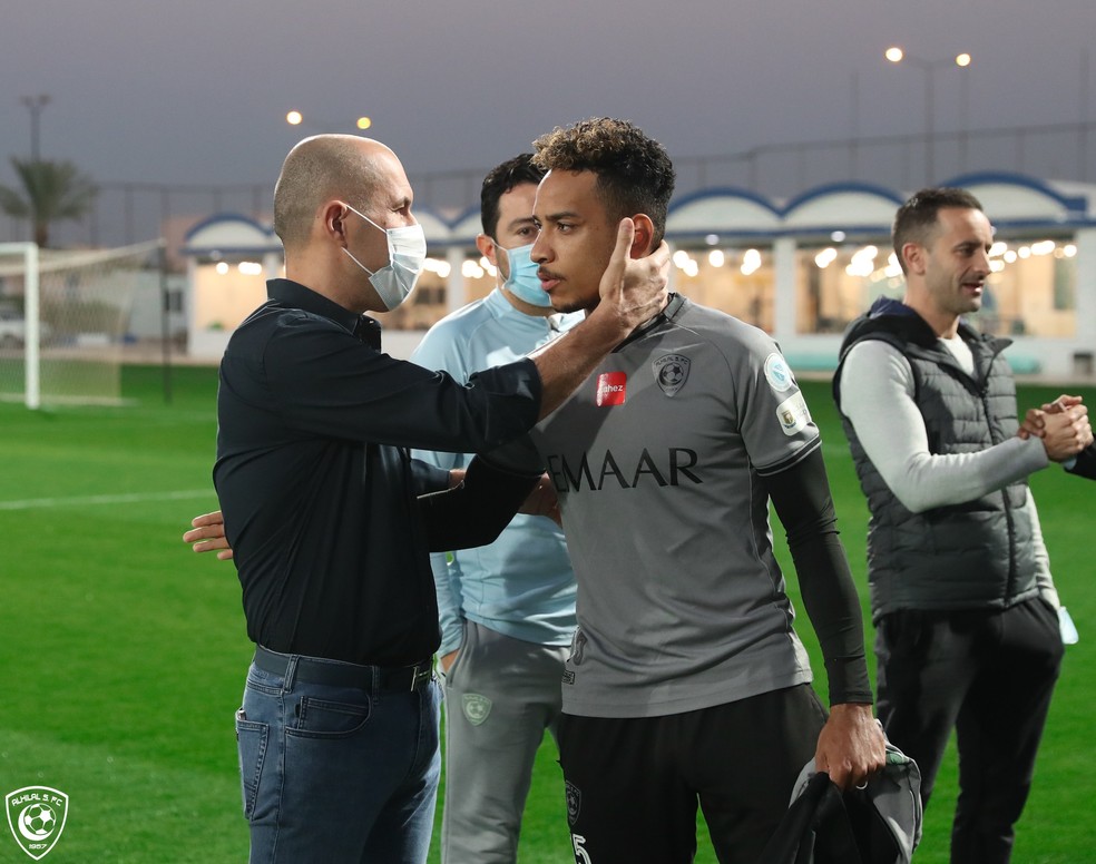 Leonardo Jardim e Matheus Pereira no Al Hilal — Foto: Divulgação/ Al Hilal