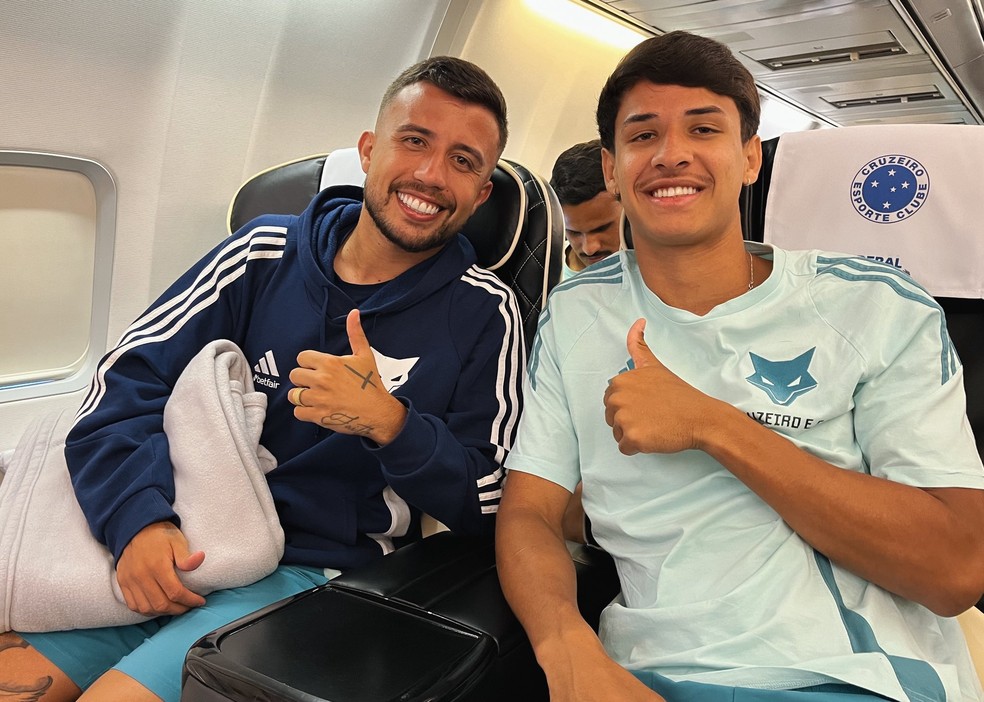 Matheus Henrique em viagem do Cruzeiro para Caxias do Sul — Foto: Reprodução / Cruzeiro