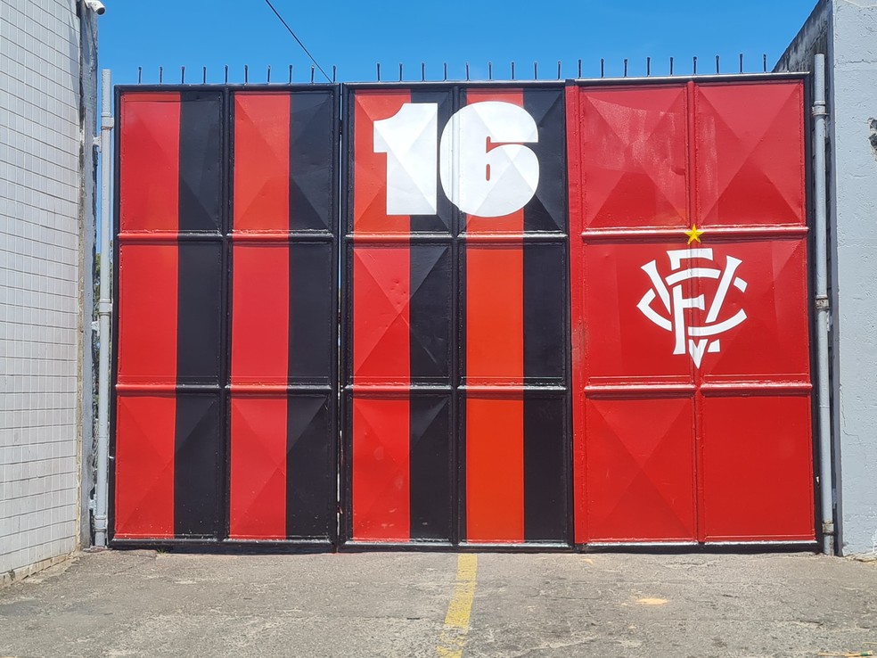 Portão do Barradão com estrela em referência ao título da Série B — Foto: Tiago Reis