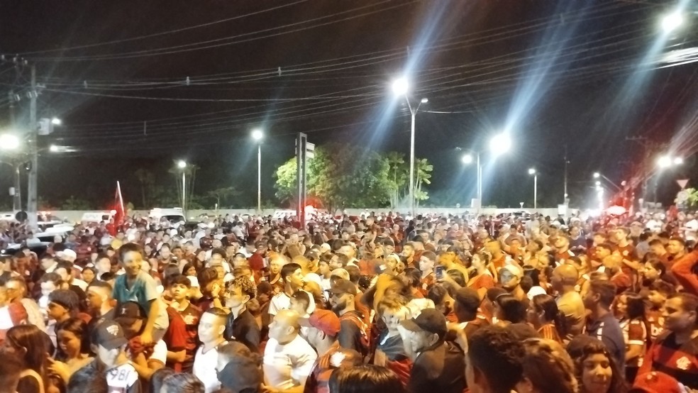 Aeroporto de Belém ficou lotado no desembarque do Flamengo — Foto: Bruno Amâncio/TV Liberal