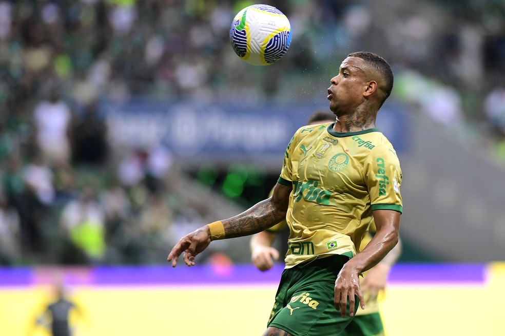 Caio Paulista, do Palmeiras, no jogo contra o Criciúma — Foto: Marcos Ribolli