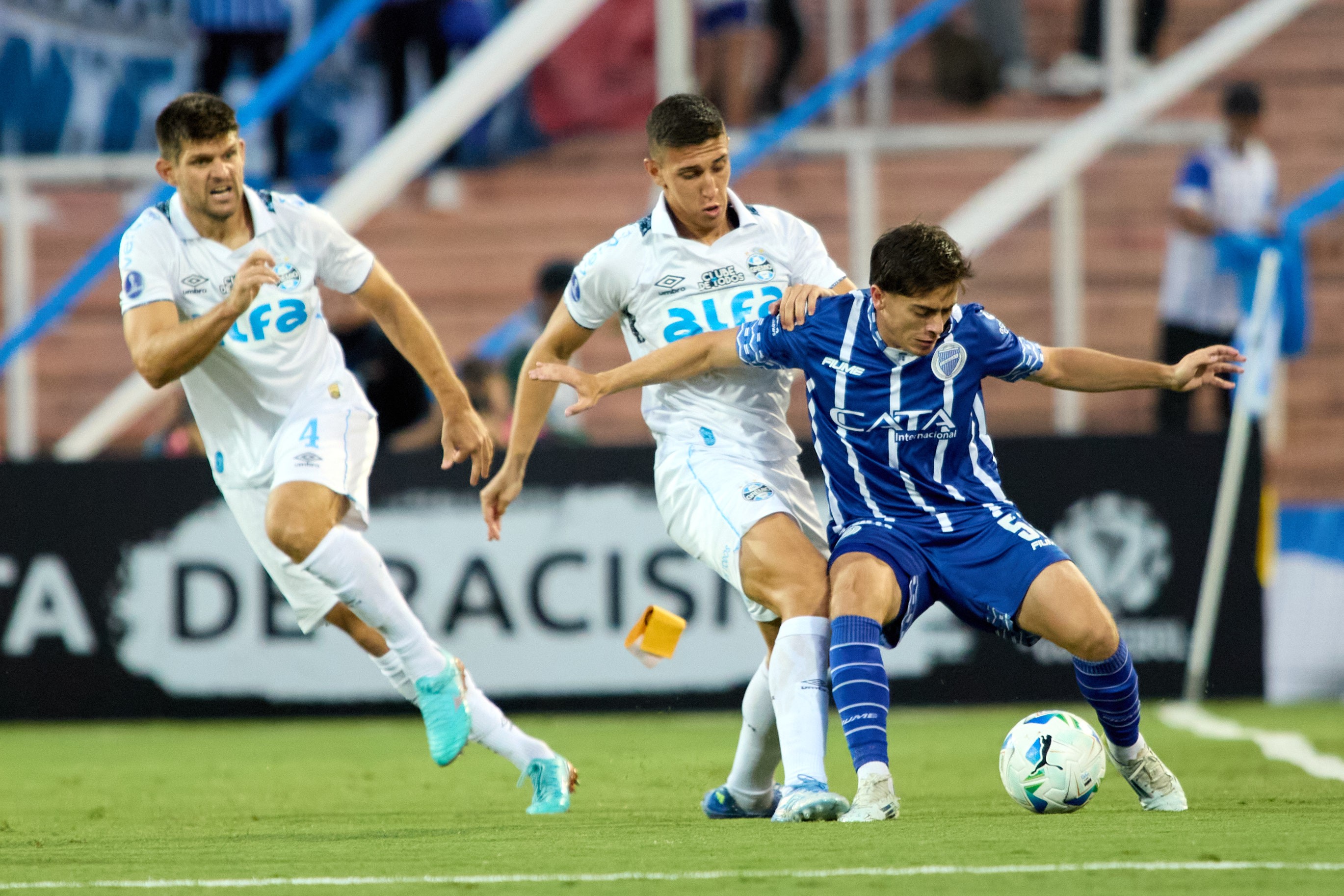 Desempenho de Cristian Olivera se destaca em empate do Grêmio com falhas defensivas