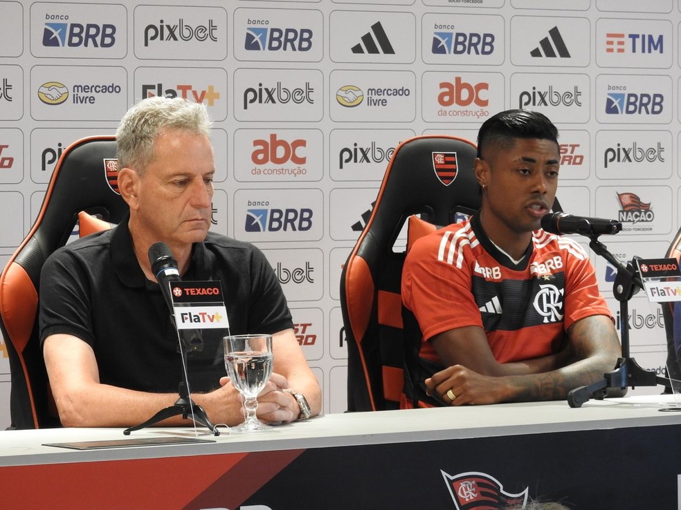 Rodolfo Landim e Bruno Henrique na coletiva de renovação do atacante — Foto: Flamengo