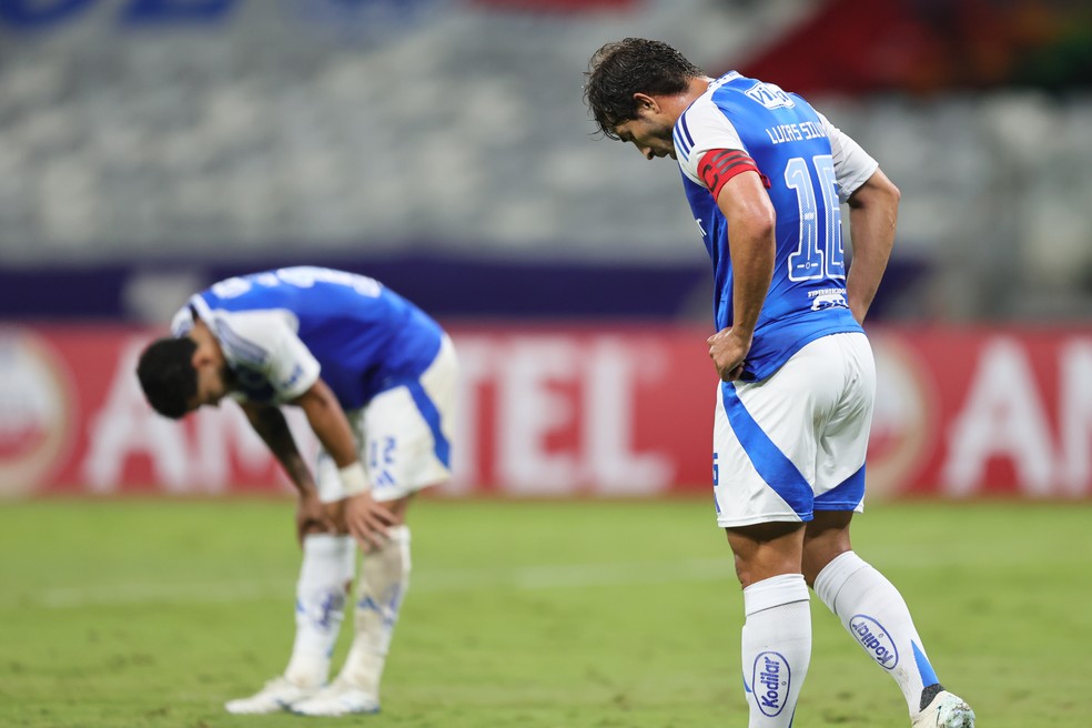 Jogadores lamentam derrota para o Mushuc Runa — Foto: Gilson Lobo/AGIF