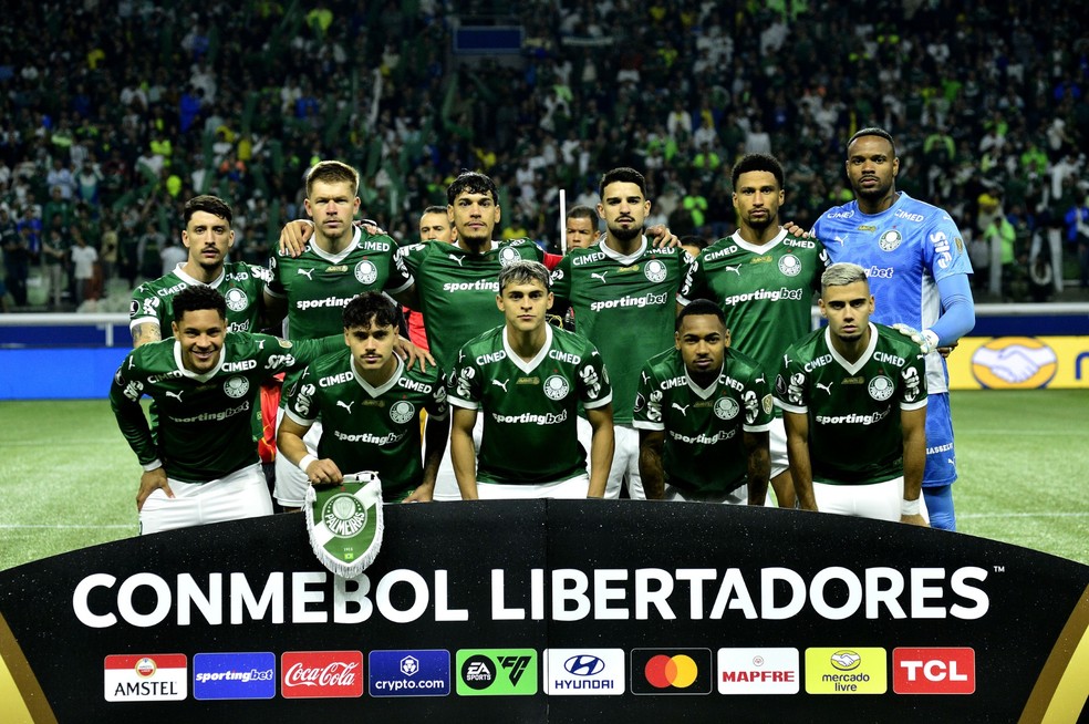 Elenco titular palmeirense em Palmeiras x LDU  Foto: Marcos Ribolli