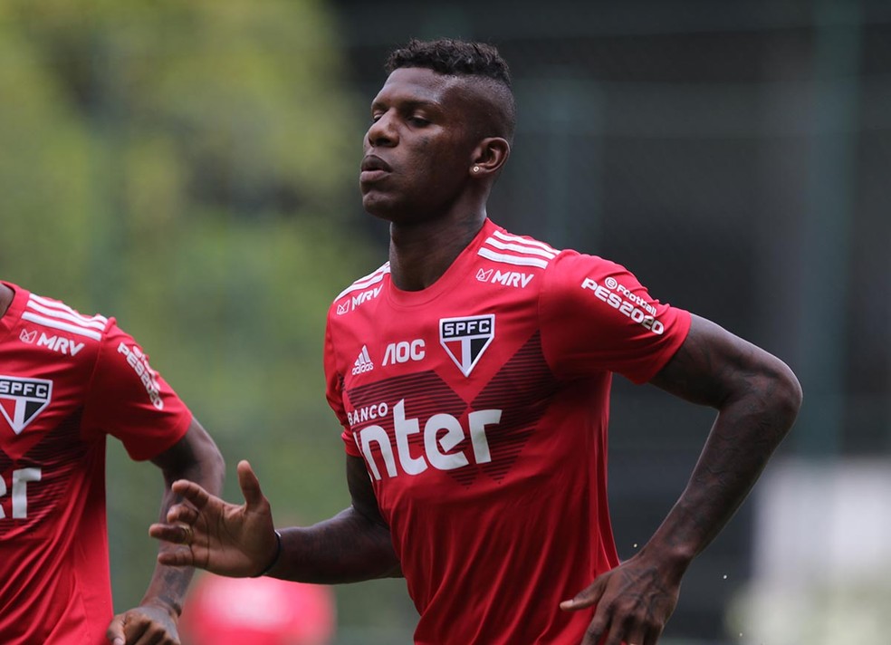 S o Paulo multa Arboleda por ter vestido camisa do Palmeiras s o
