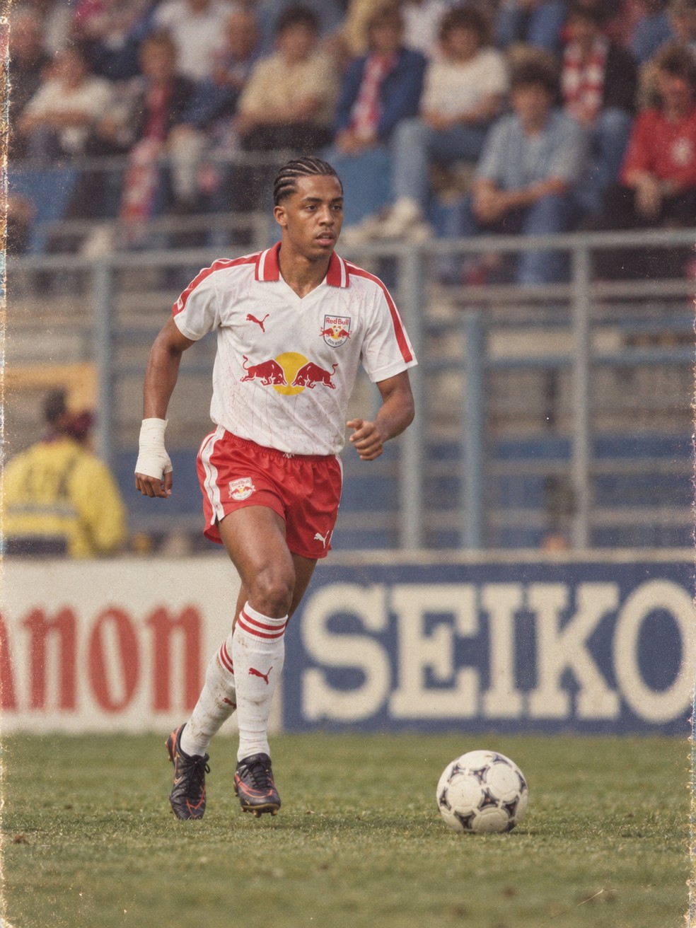 Vanderlan na trend dos anos 80 — Foto: Ari Ferreira/Red Bull Bragantino - Adaptação ChatGPT