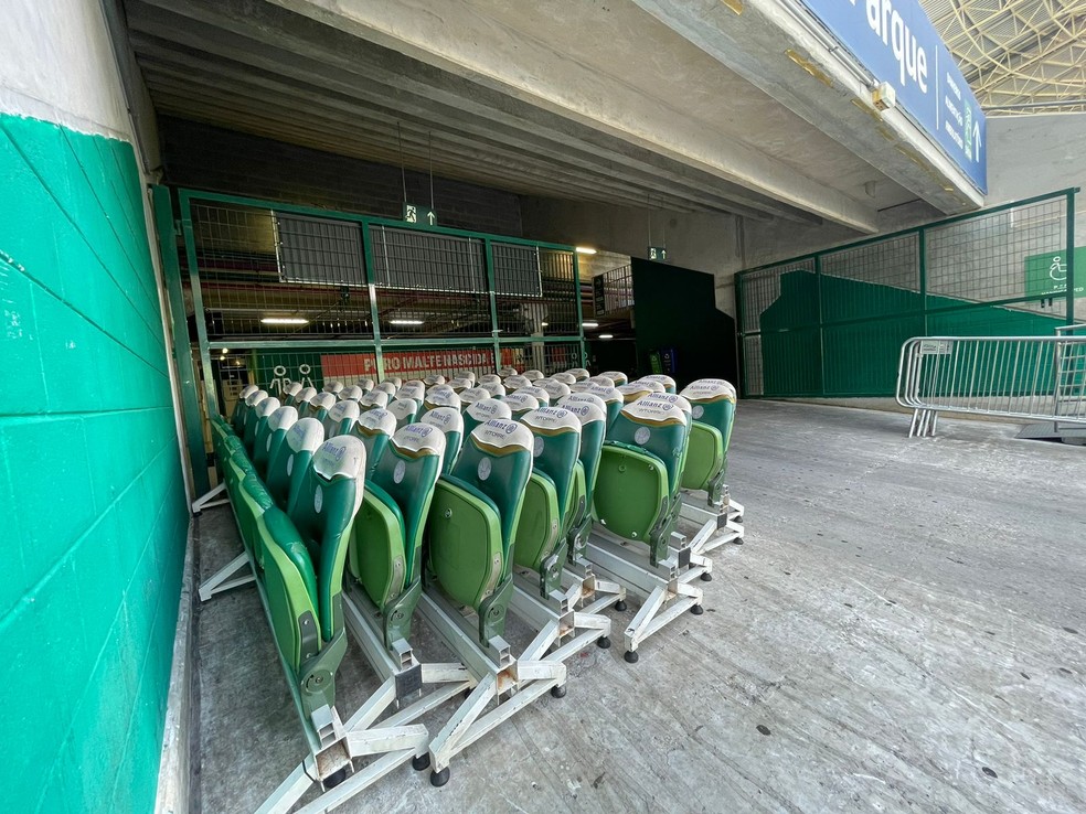 Cadeiras do banco de reservas retiradas para realização de shows no Allianz Parque — Foto: Camila Alves