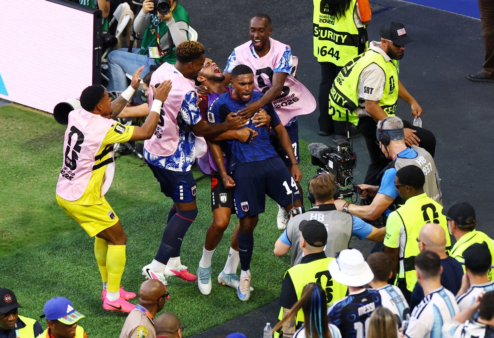 Deroy Duarte comemora gol de Cabo Verde contra Argentina