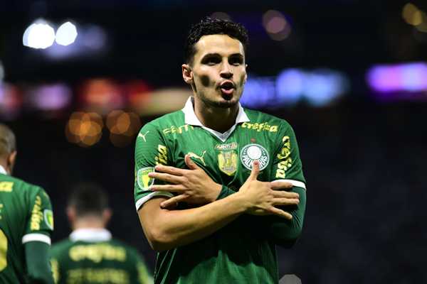 Veiga, o artilheiro das finais: destaque indiscutível do Palmeiras na Supercopa!