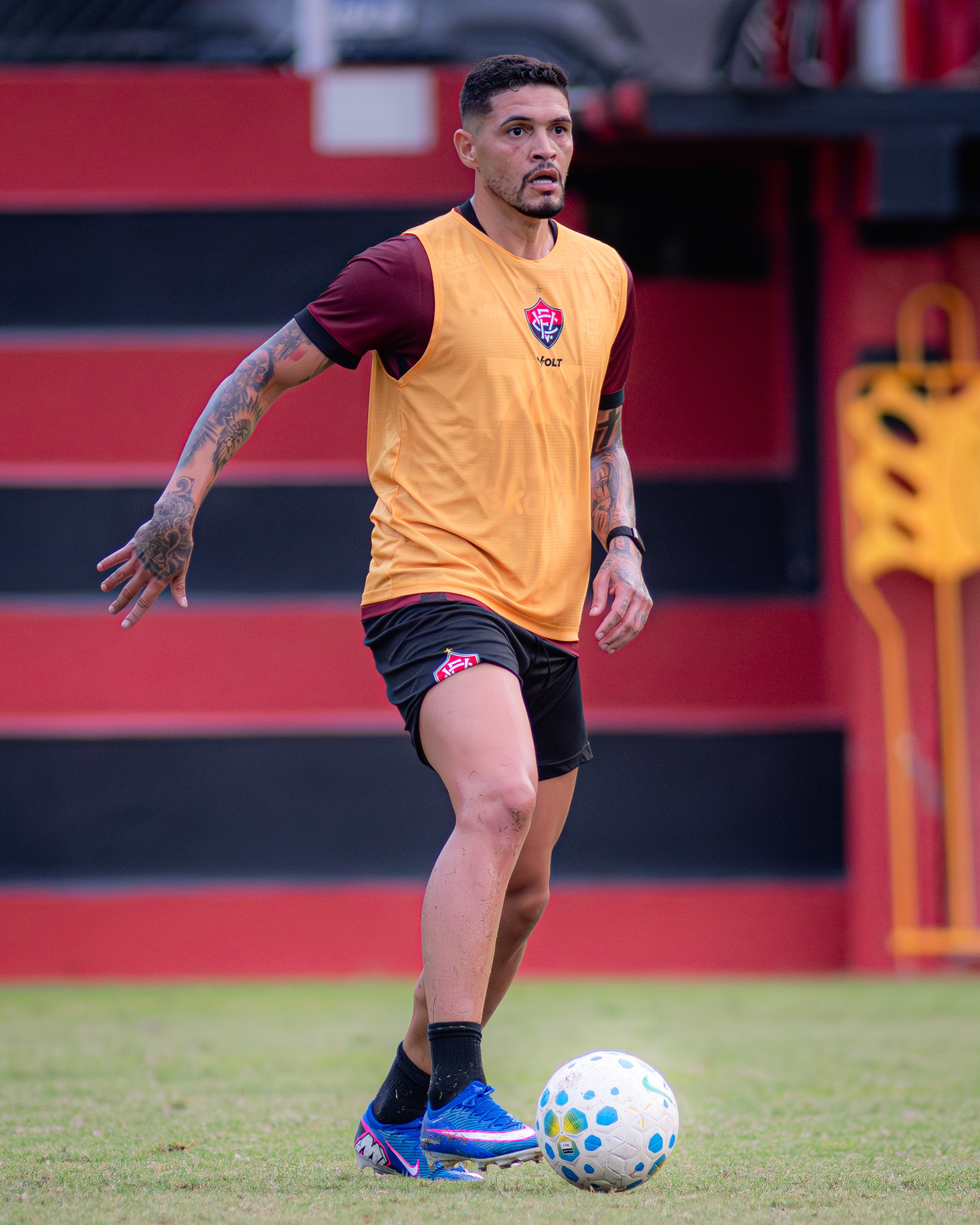 Reapresentação do Vitória tem retorno de Riccieli aos treinamentos com o elenco