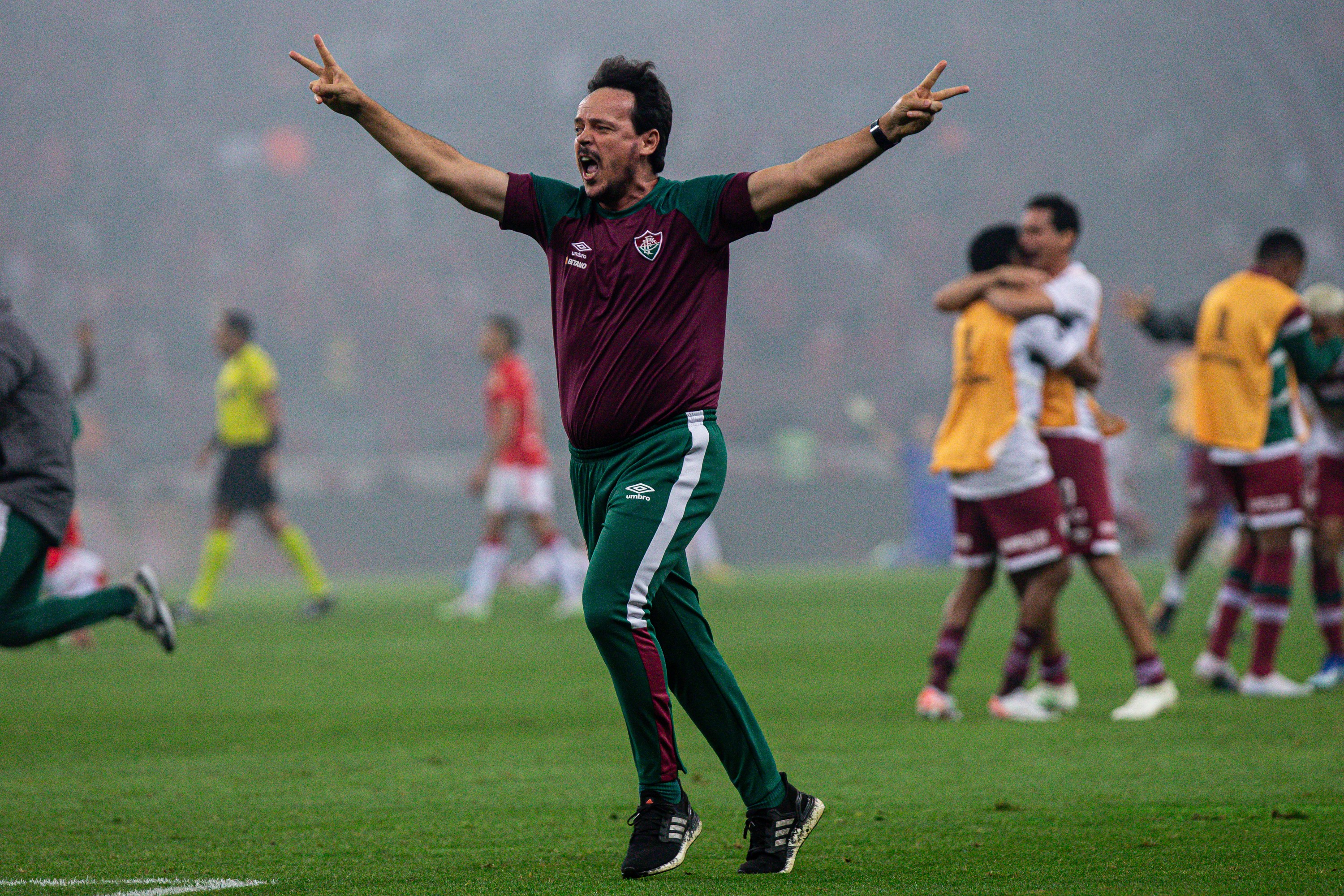 Fluminense reencontra Fernando Diniz em primeiro confronto após saída, analisando retrospecto de 10 jogos