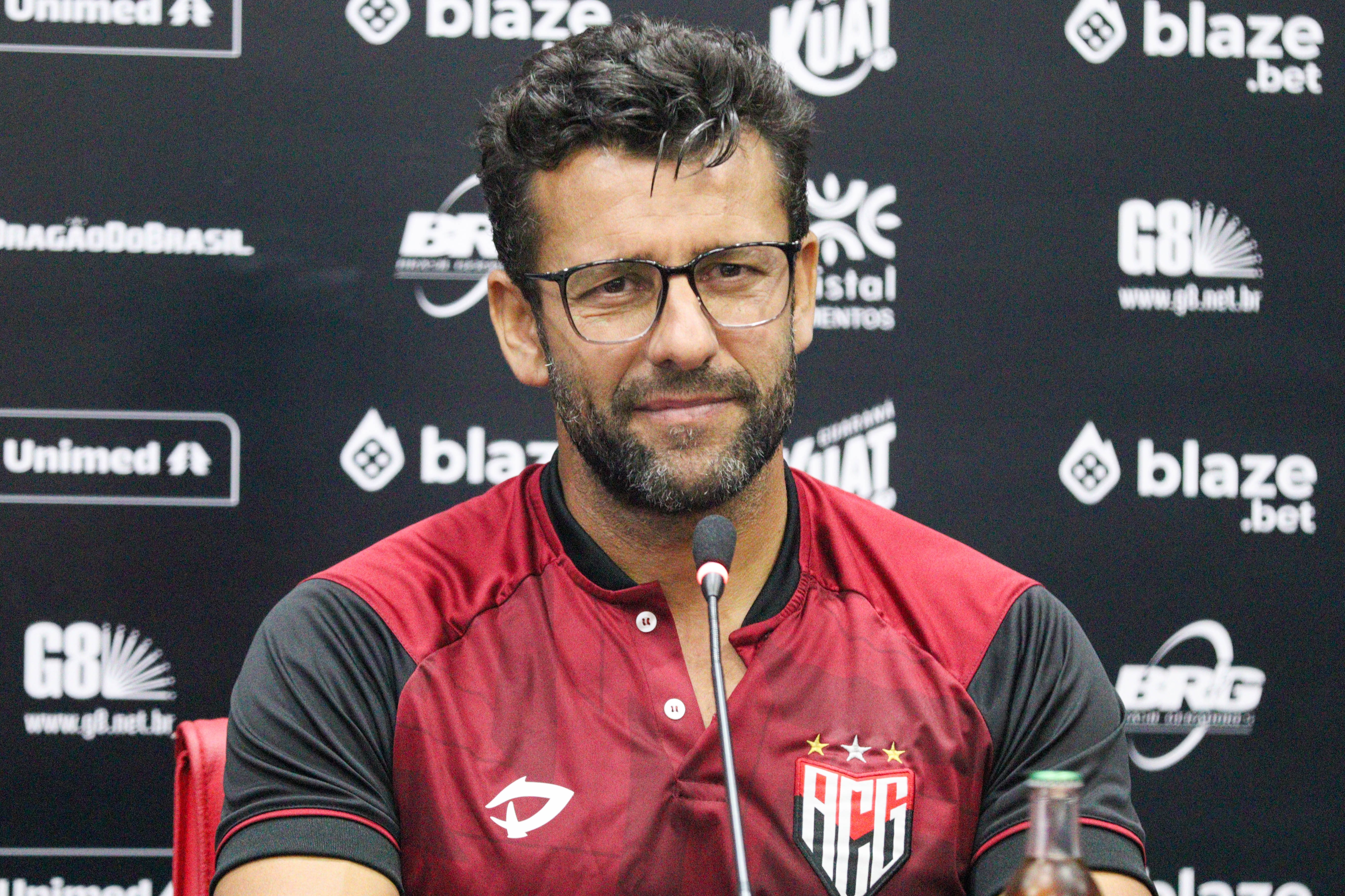 Valentim faz ajustes de posicionamento e movimentação antes do jogo ...