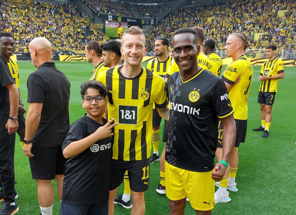 Evanilson e o filho Ravi em um dos jogos das Lendas do Borussia — Foto: Arquivo pessoal
