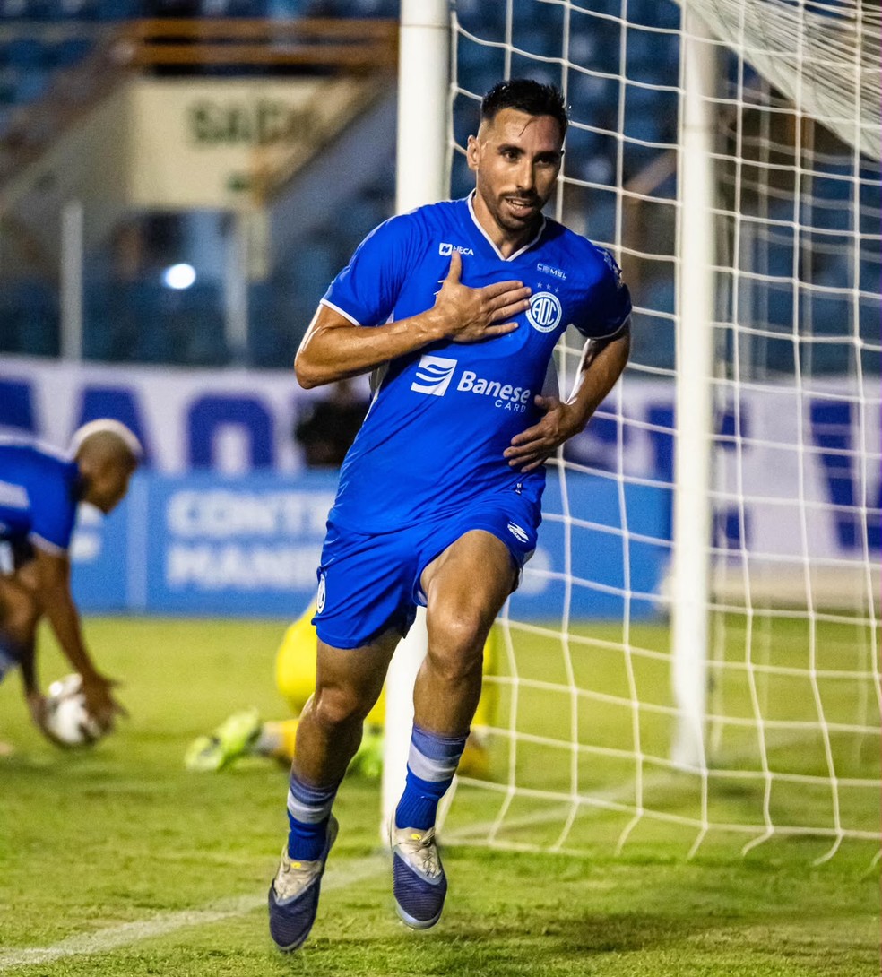 Maikon Aquino celebra gol pelo Confiança
