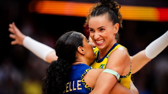 Gabi e Marcelle comemoram vitória do Brasil sobre a França nas quartas do Mundial