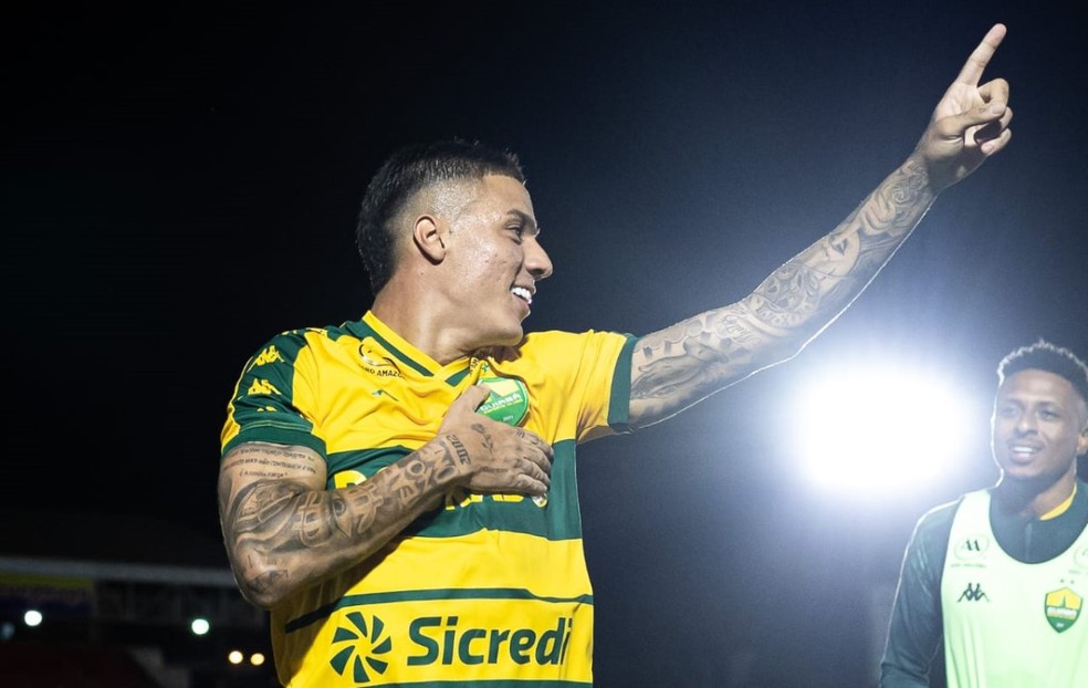 Carlos Alberto marca dois gols pelo Cuiabá contra o Botafogo-SP — Foto: AssCom Dourado