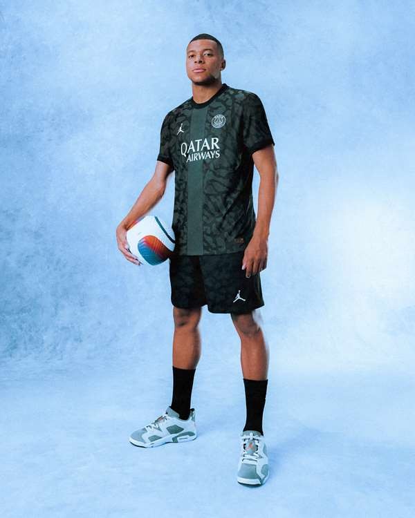 PSG lan a terceiro uniforme em parceria com marca de Michael
