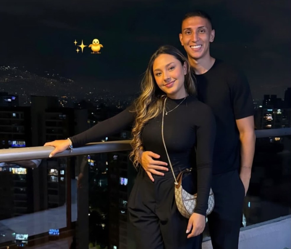Namorada de Monsalve, do Grêmio, postou foto do casal durante o ano novo — Foto: Reprodução/Instagram