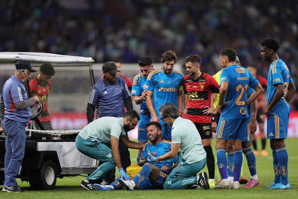 Matheus Henrique, do Cruzeiro, deixa o campo lesionado. — Foto: Gilson Lobo/AGIF