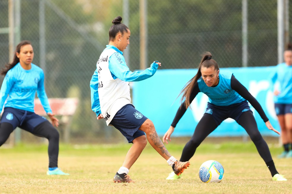 Gurias Gremistas treinam na Ulbra — Foto: Rodrigo Fatturi / Grêmio FBPA