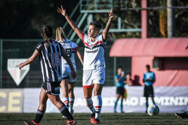 Pais incentivam filhas no futebol e surpreendem torcida do São Paulo