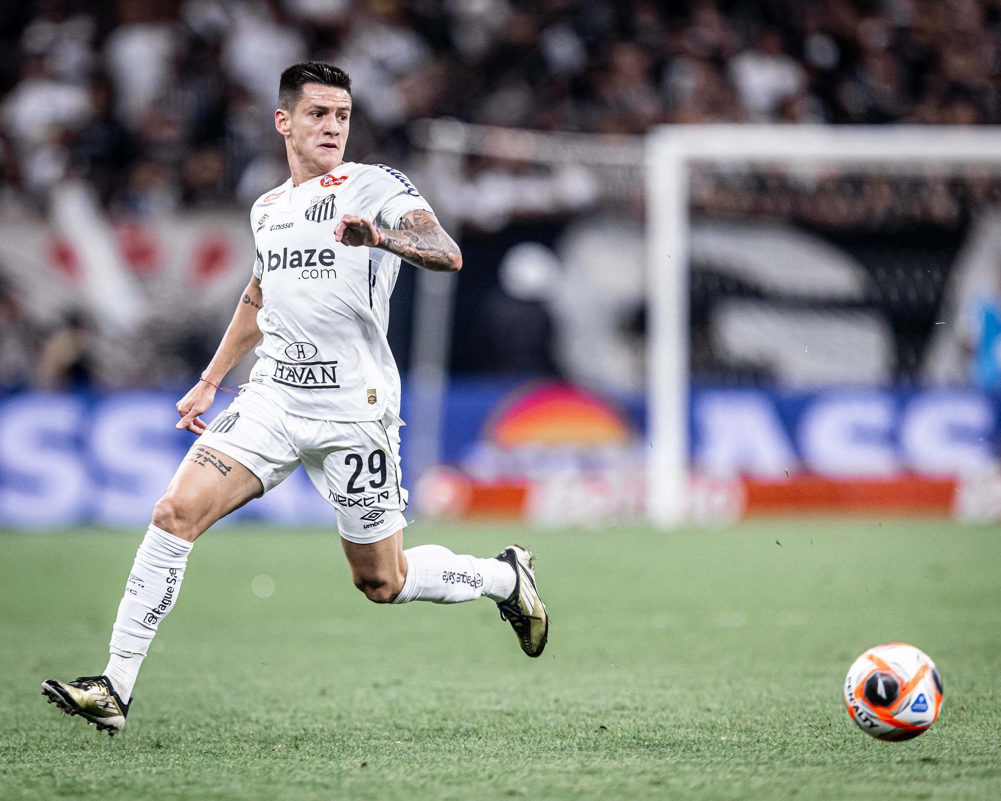 Presidente do Santos diz que Léo Godoy vai para clube argentino
